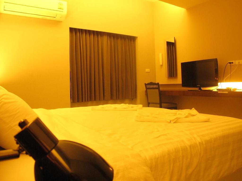 At One Inn Hualampong Bangkok Exterior photo